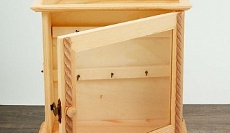 Дървена кутия за ключове със стъклена врата
