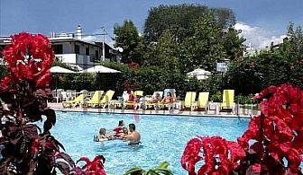 Dionysos Inn Hotel 3*, Халкидики-Касандра, Ханиоти. Нощувка със закуска. Малък тризвезден хотел на 150 м от плажа, част от хотелския комплекс Dionysos Hotel Apartments.