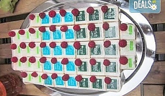 Дизайнерски мини тортички! 22 или 30 петифури със снимка за детски или фирмени партита, ексклузивно от Сладкарница Орхидея!