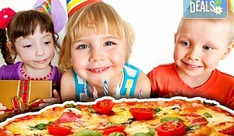 Два часа игри с детско парти за 10 деца! Голяма семейна пица за деца и възрастни, торта и сок в детски клуб Звездички!