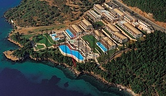 Ionian Blue Bungalows & Spa Resort 5*, о-в Лефкада. Нощувка+закуска или и вечеря. Луксозен хотел на брега на морето, комфортни стаи, апартаменти с частен басейн, вътрешен и външен басейн, СПА център, ресторанти.