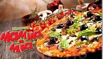 Италианска Идилия за цялата фамилия! Семейна Пица Куатро Карне + Бутилка Coca Cola с безплатна доставка или консумация на място във Верига Пицарии Mamma Mia само за 15.99 лв.