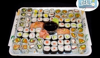 Изненадайте гостите си с вкусно суши! 74 суши хапки с пушена сьомга, херинга, пресни зеленчуци и авокадо от Sushi Market