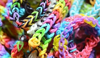 Ластици за плетене на гривни + кукички + стан &quot;Rainbow Loom Bands&quot; /300, 600 или 1800 бр. по избор/ само за 6 лв. от zatebimen.com!