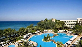 Луксозна почивка в Гърция през м.Април! 5 нощувки със закуски, обяди и вечери в Sani Beach Hotel &amp; Spa 5*, Халкидики!