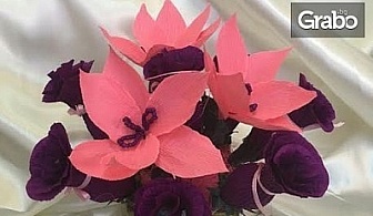 За 8 Март! Саксия с 8 ръчно изработени рози с бонбони Lindt и 8 послания към майка или любима