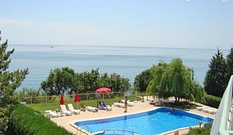 Нощувка + закуска + басейн на първа линия в хотел Рай, Балчик през Август