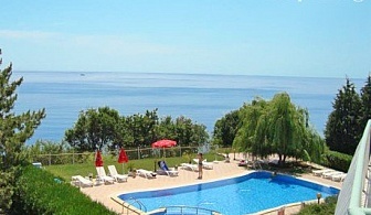 Нощувка, закуска и вечеря с гледка море + басейн в хотел Рай, до Балчик през Август