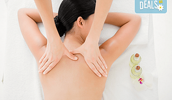 Облекчете болките с 30-минутен дълбокотъканен масаж на гръб с лечебни масла във Victoria Sonten!