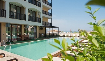  На ПЪРВА линия, плаж Оазис Бийч, Лозенец! Нощувка за ДВАМА в двойна стая + инфинити басейн в хотел Оазис дел Сол 