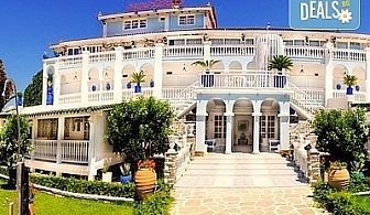 Почивайте през юли в хотел Diaporos 3*, Халкидики, Гърция! 7 нощувки със закуски и вечери, безплатен интернет и паркинг!