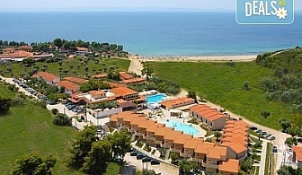 Почивайте в разгара на лятото в хотел Village Mare 4*, Халкидики, Гърция! 5/7 нощувки на база All inclusive, ползване на басейн!