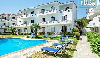 Почивка през май в Dolphin Beach Hotel 3*, Халкидики, Гърция! 3 нощувки със закуски и вечери, безплатно за дете до 15г.