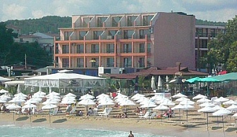 През май и юни в Созопол, хотел Феникс. Нощувка (стая с изглед към морето) със закуска и вечеря за двама за 58 лв.