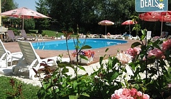 Релаксирайте в началото на лятото в семеен хотел Ив 2*, Велинград! 2 или 3 нощувки със закуски и вечери, ползване на минерален басейн, безплатно за дете до 3г.!