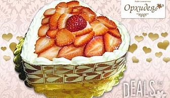 Романтична "Торта-Сърце" с ягоди, шоколад или сметана от "Орхидея" за 11.80лв!