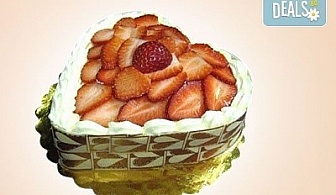 Романтично предложение! Торта сърце с ягоди, крем и сметана за всички влюбени от Сладкарница Орхидея!