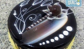 Шоколадово съвършенство с вкусна домашна шоколадова торта - 8, 10, 12 или 16 парчета по избор от Елитани Хард!