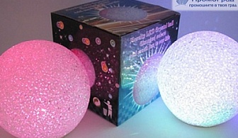 Светеща LED лампа във формата на топка, подходяща за декорация и осветление