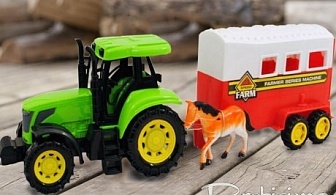 Трактор с ремарке и животно