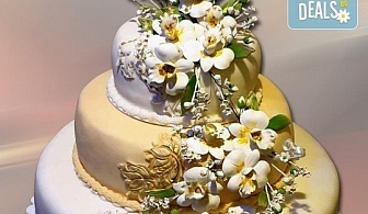 За Вашата сватба! Красива сватбена торта, декорирана с цветя, предоставени от младоженците и изпълнена от Сладкарница Джорджо Джани!