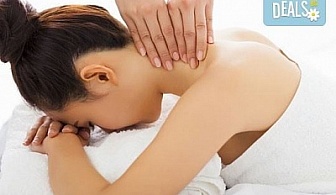 Възстановителна мануална терапия на гръб, врат, рамене и раменен пояс или масаж и лимфодренаж на лице и терапия за коса в Женско царство!