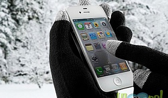 Зима с ръкавици и смартфон в ръка - igloves